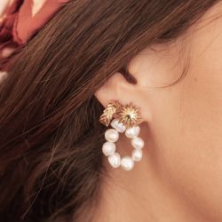 Les boucles d'oreilles...